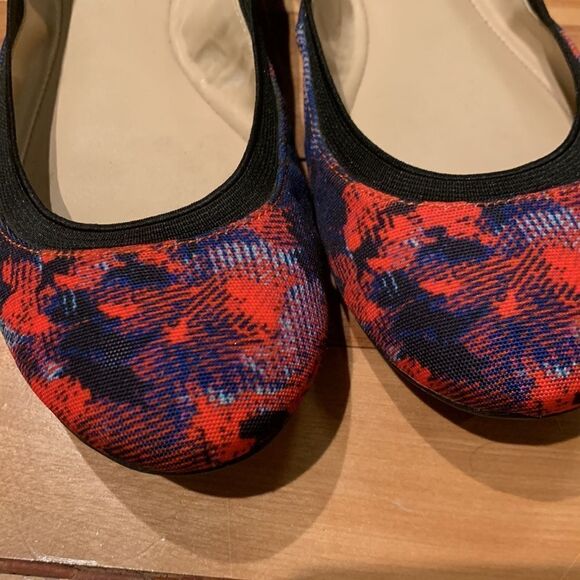 BCBGENERATION print fabric flats. Elastic edge. Nonslip forefoot sole Size 6 1/2 - Picture 2 of 6